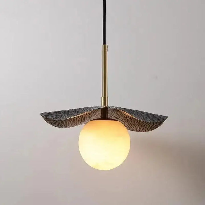 Suspension luminaire en cuivre avec une boule blanche