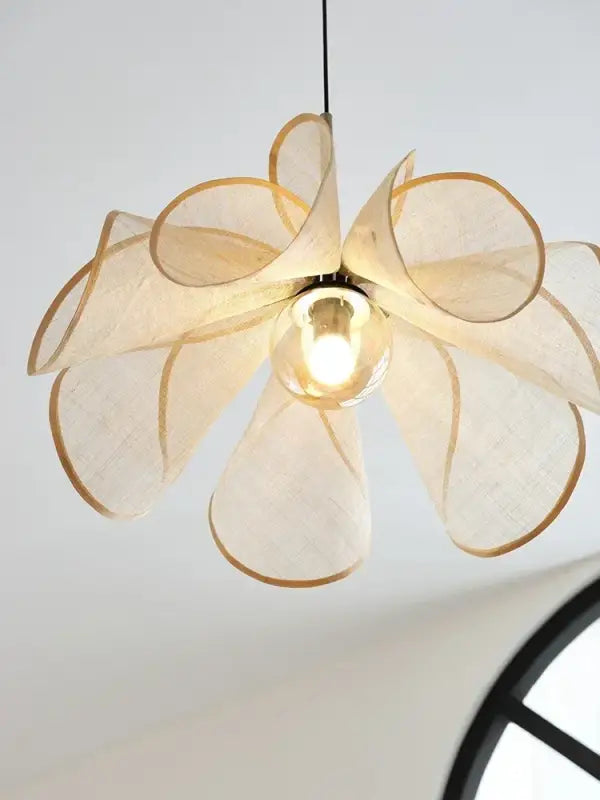 Suspension luminaire délicate translucides évoquant feuille en pétales 