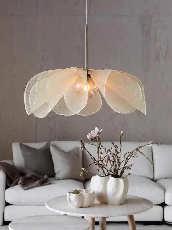 Suspension luminaire délicate translucides évoquant feuille en pétales 