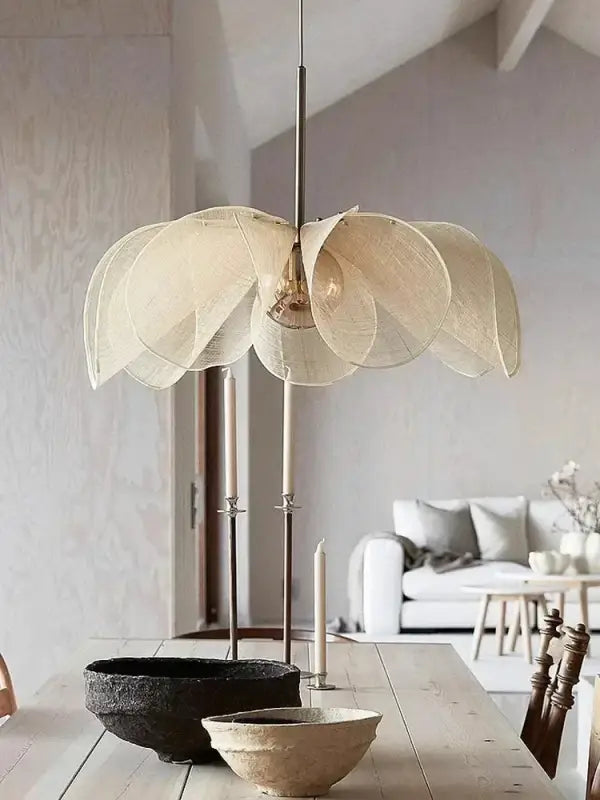 Suspension luminaire délicate translucides évoquant feuille en pétales 
