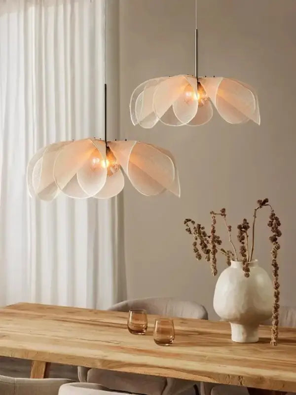Suspension luminaire délicate translucides évoquant feuille en pétales 