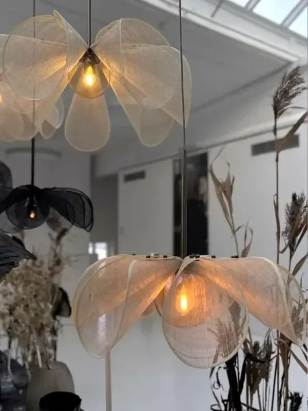 Suspension luminaire délicate translucides évoquant feuille en pétales 