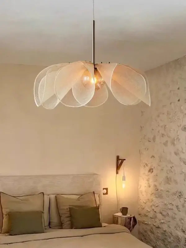 Suspension luminaire délicate translucides évoquant feuille en pétales 