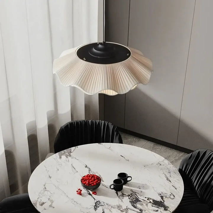 Suspension luminaire unda beige en papier plissé avec base métallique noire design élégant et moderne