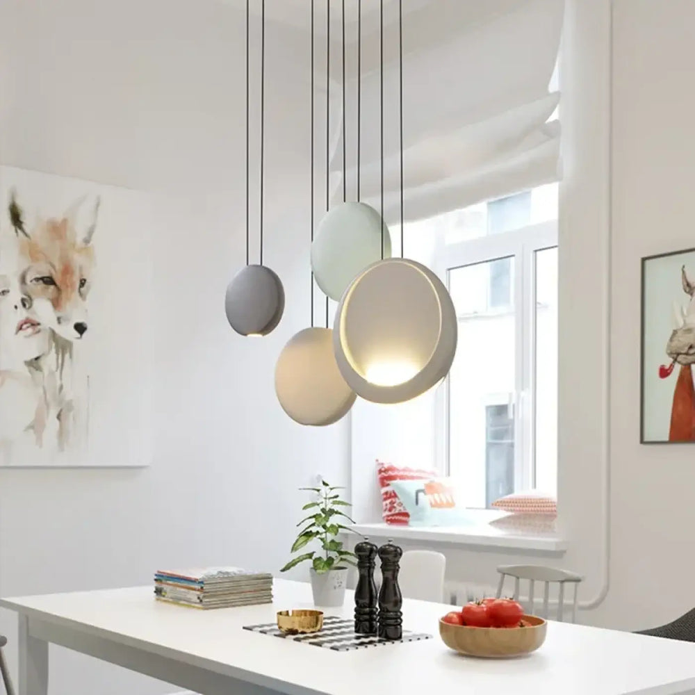 Suspension luminaire lunis avec abat-jours sphériques mats en gris doux et crème suspendus par câbles noirs