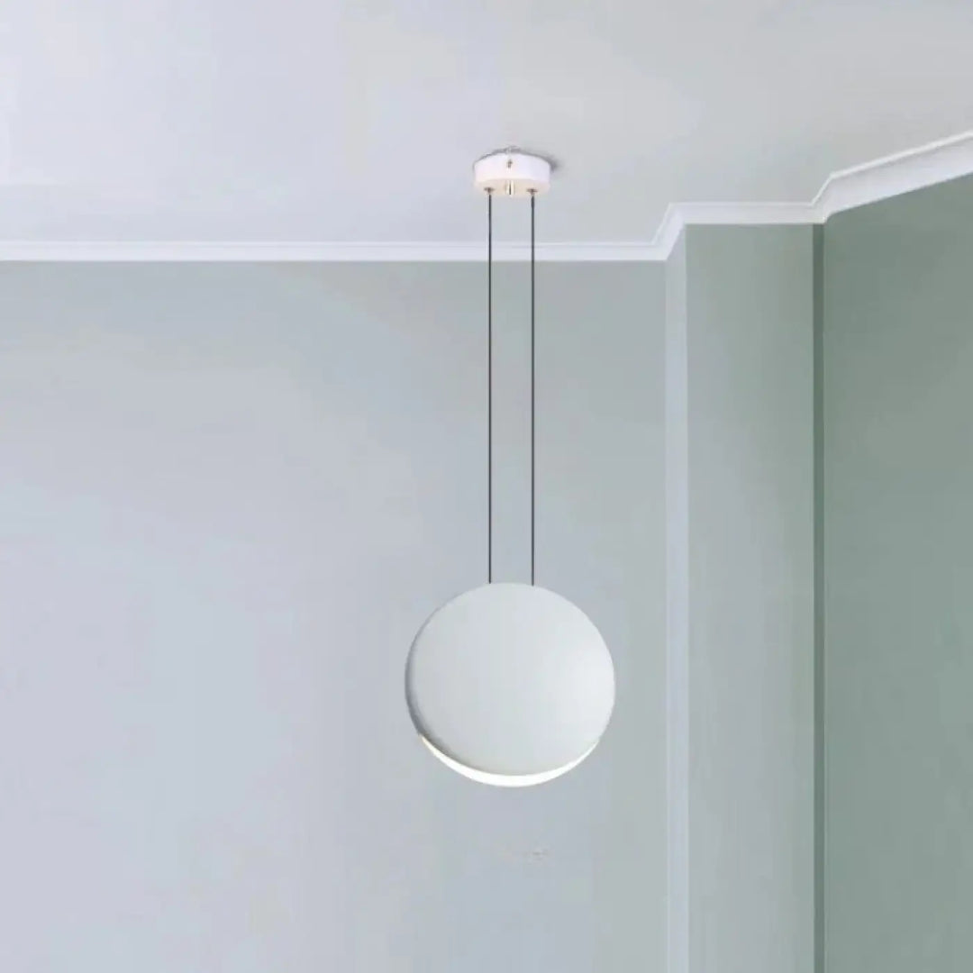 Suspension luminaire lunis blanc sphérique minimaliste avec design moderne suspendu par deux cordons fins