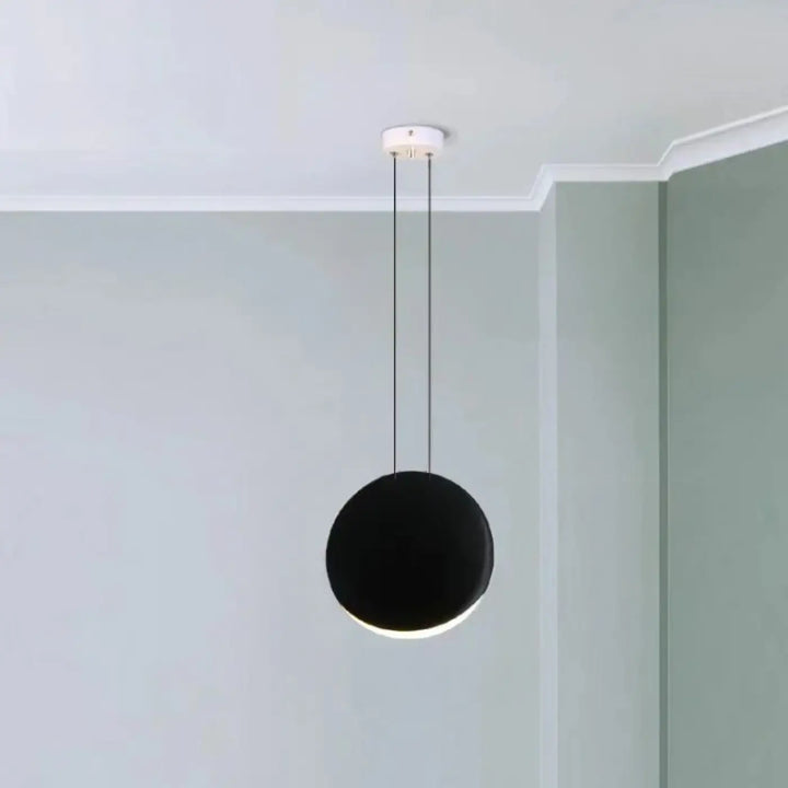 Suspension luminaire lunis avec lampe pendentif sphérique noire au design minimaliste suspendue par cordons fins