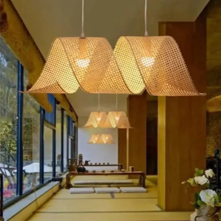 Suspension luminaire design en bambou naturel tressé beige zen