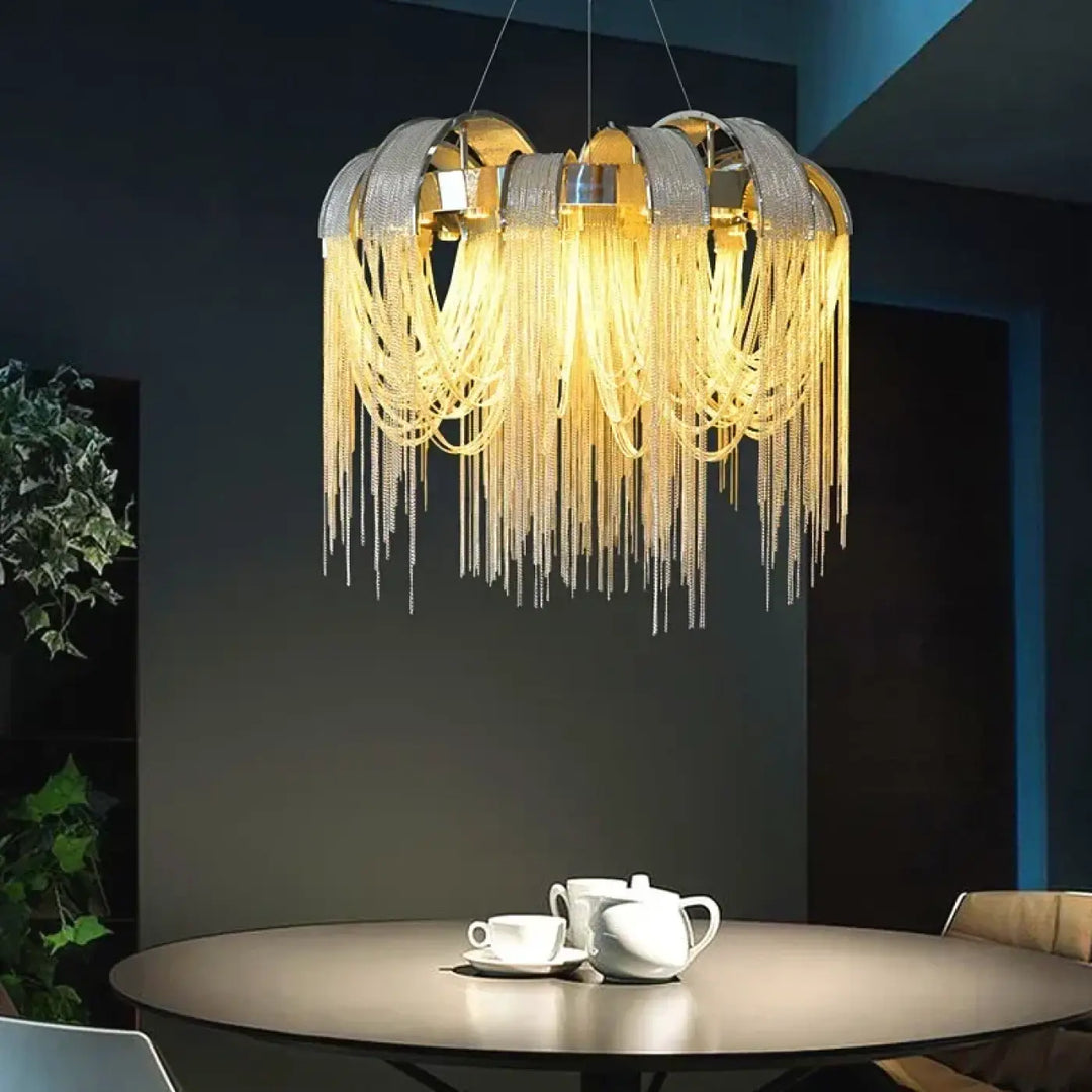 Suspension luminaire design dorée à chaînes lumineuses