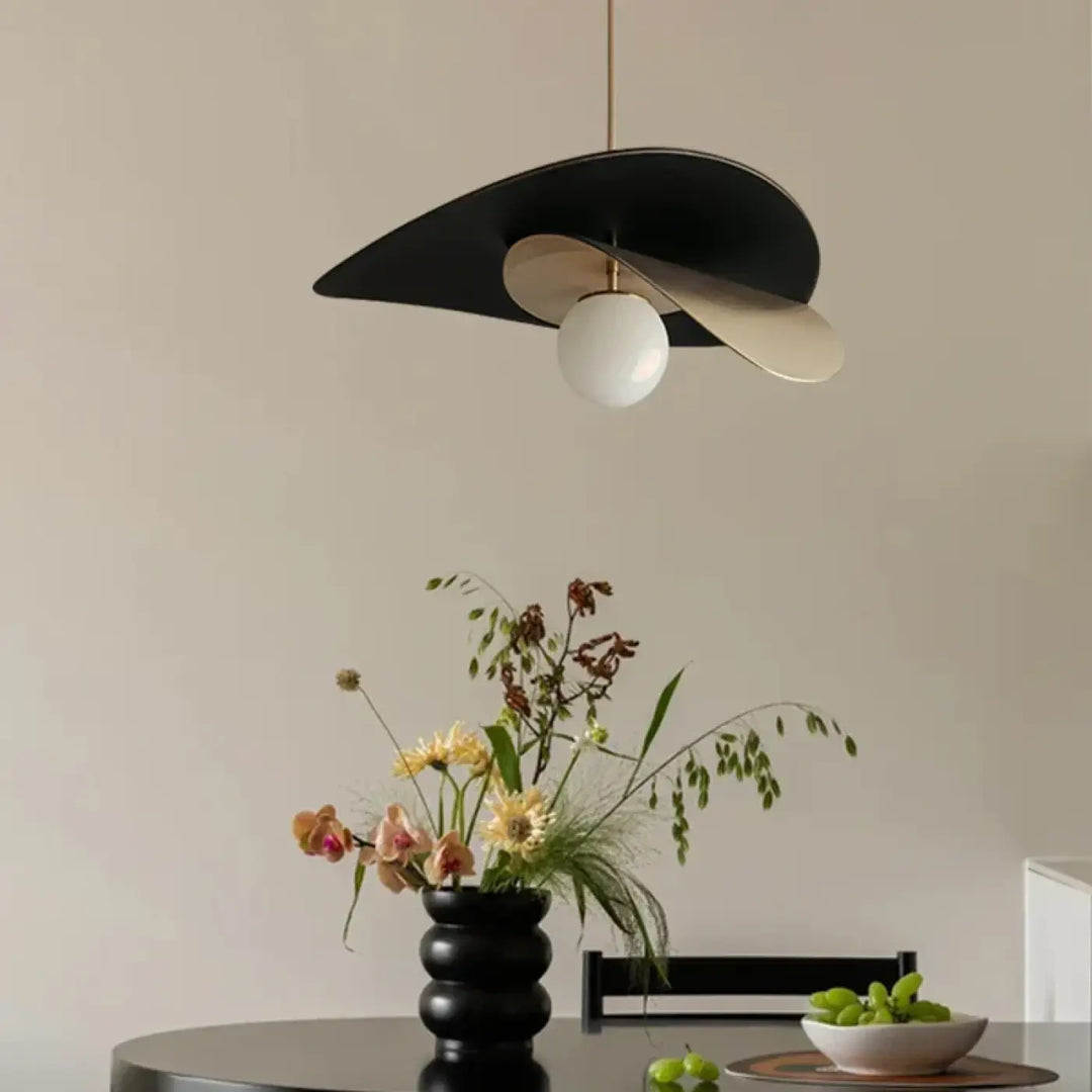 Suspension luminaire ravine design moderne en noir et or avec ampoule sphérique blanche pour éclairage en jours ouvrables