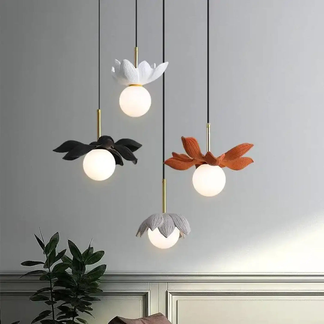 Set de quatre suspension luminaire kalyx avec abat-jour en forme de fleur sculptée blanc noir terracotta gris et accents dorés