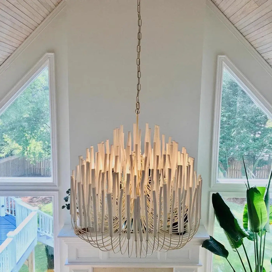 Suspension luminaire design en forme de bougies blanches chic