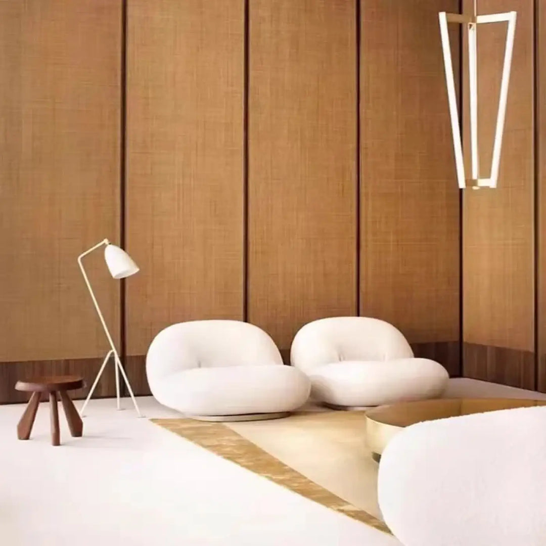 Suspension luminaire riana avec deux fauteuils nuage blancs en tissu doux dans une pièce minimaliste moderne