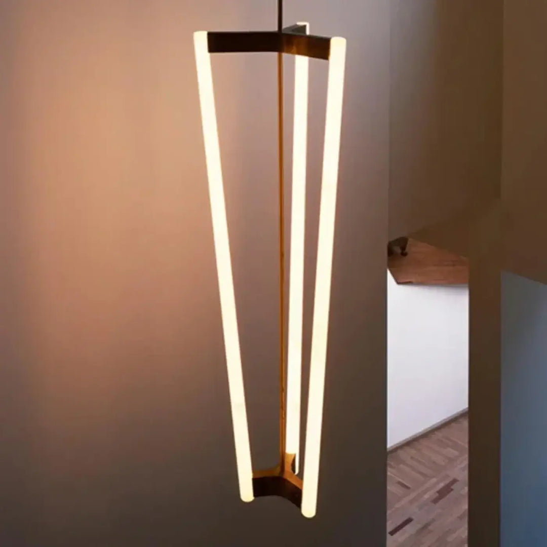 Suspension luminaire riana avec trois tubes led verticaux dans un cadre en laiton minimaliste moderne pour lampes suspendues