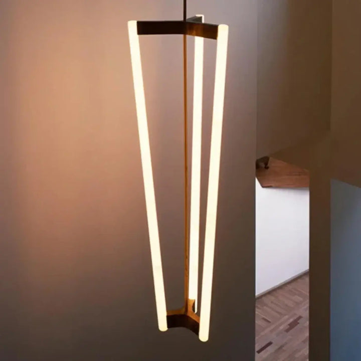 Suspension luminaire riana avec trois tubes led verticaux dans un cadre en laiton minimaliste moderne pour lampes suspendues
