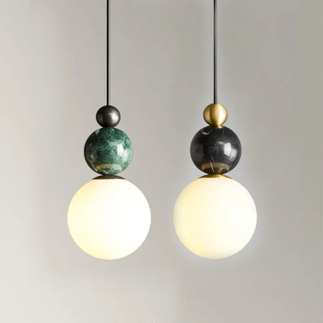 Suspension luminaire eluna avec design moderne de globes en verre et accents marbre vert et noir poli
