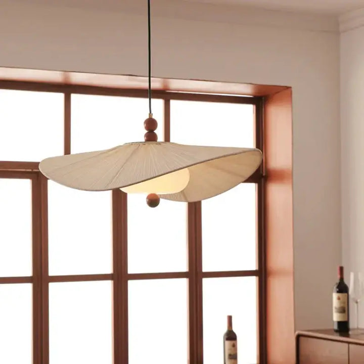 Suspension luminaire design naturel en tissu beige doux