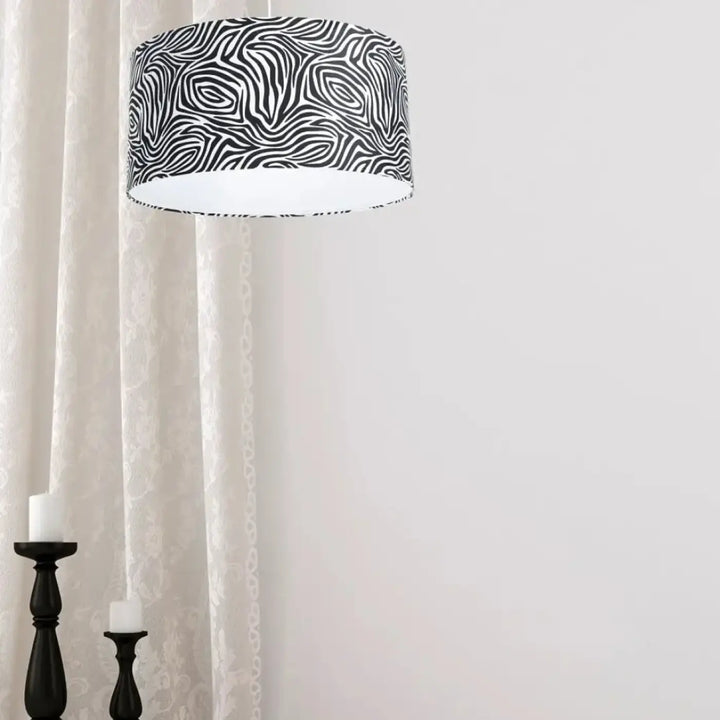 Suspension luminaire safari avec abat-jour cylindrique blanc motif zèbre et doublure intérieure blanche