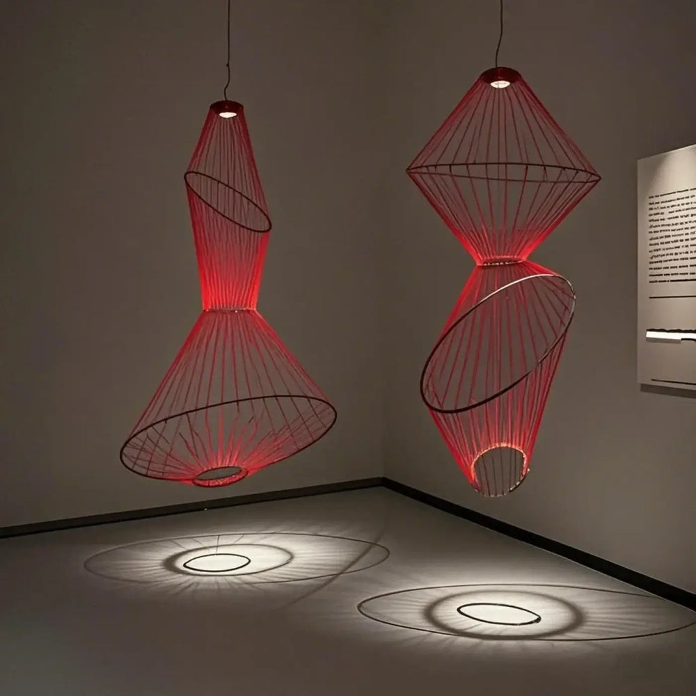 Red suspension luminaire aloka en fil métallique rouge avec design géométrique pour jeu d’ombres et suspension luminaire design