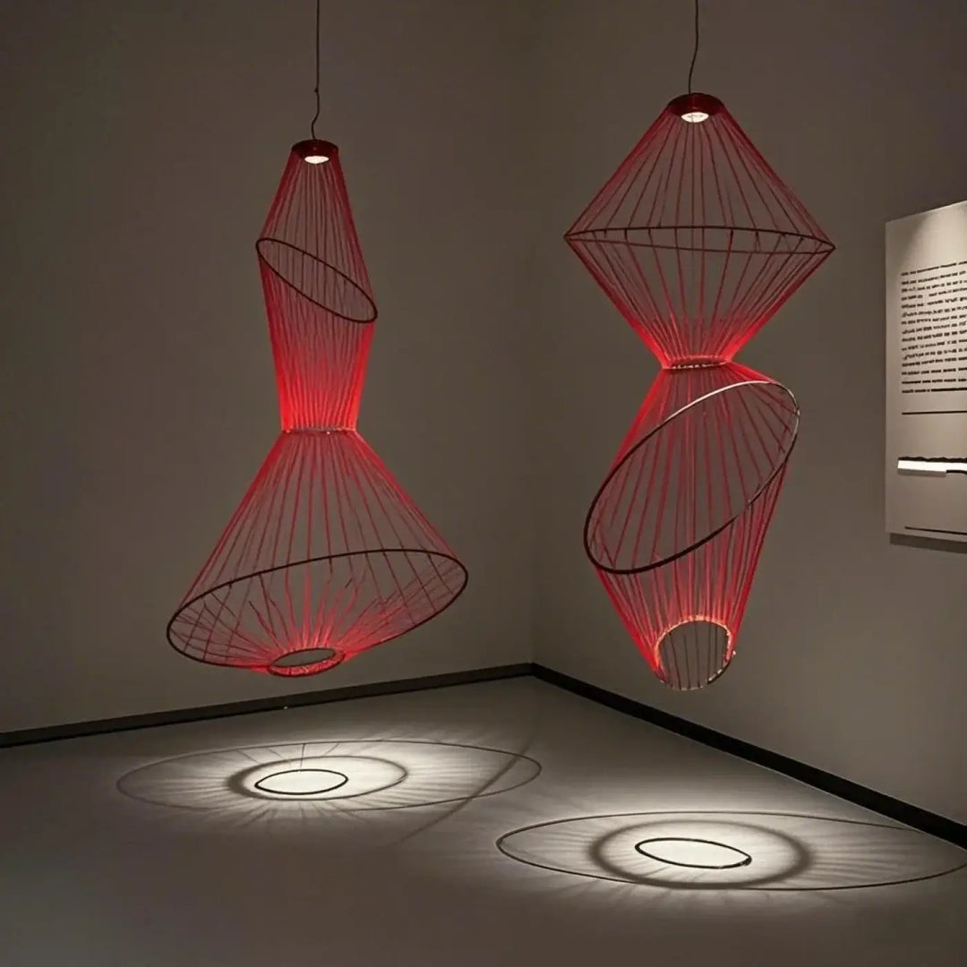Red suspension luminaire aloka en fil métallique rouge avec design géométrique pour jeu d’ombres et suspension luminaire design
