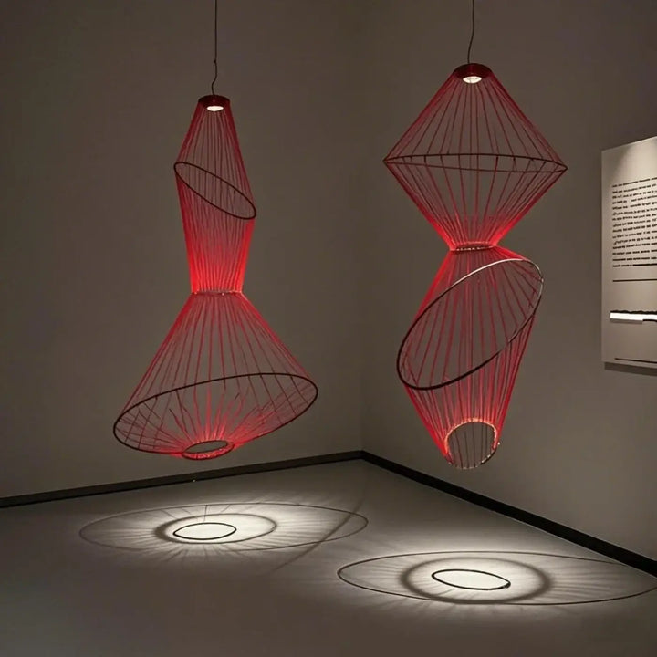 Red suspension luminaire aloka en fil métallique rouge avec design géométrique pour jeu d’ombres et suspension luminaire design