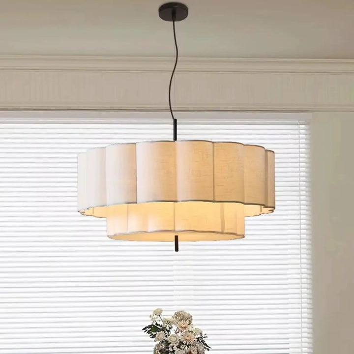 Suspension luminaire design en tissu plissé blanc élégant