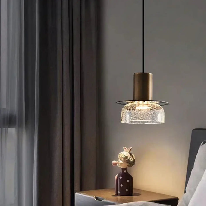 Suspension luminaire design en verre texturé et métal doré moderne
