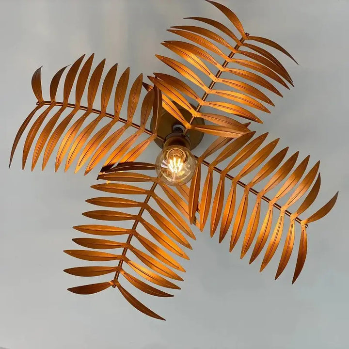 Suspension luminaire dorée au design feuillage tropical naturel
