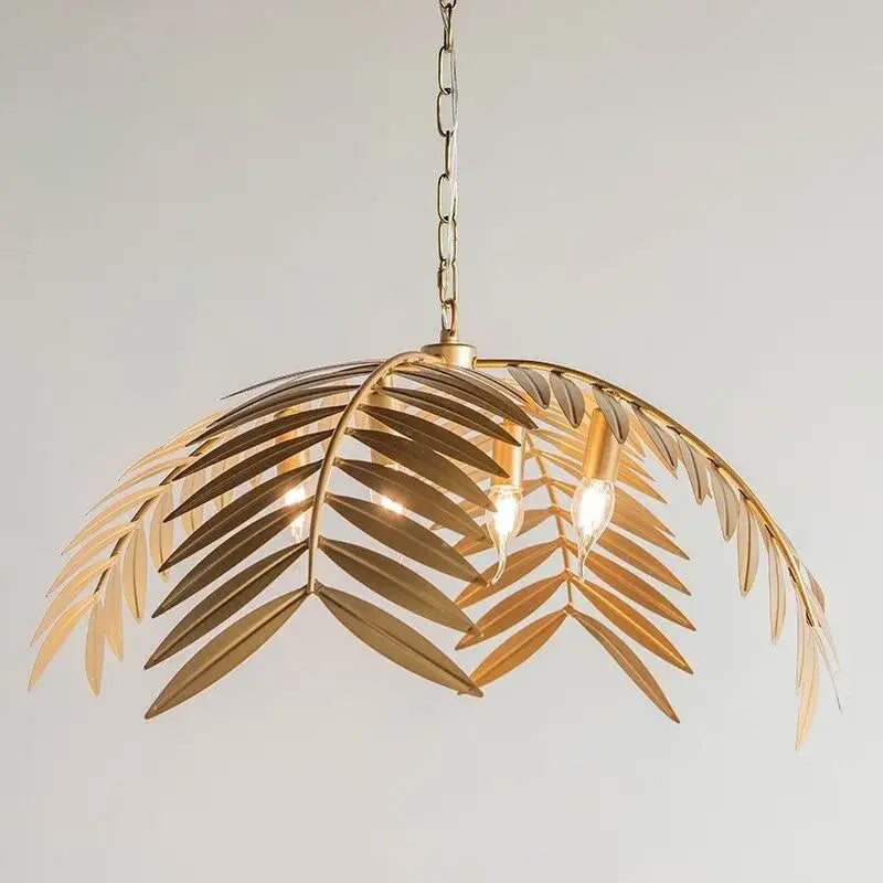 Suspension luminaire dorée au design feuillage tropical naturel
