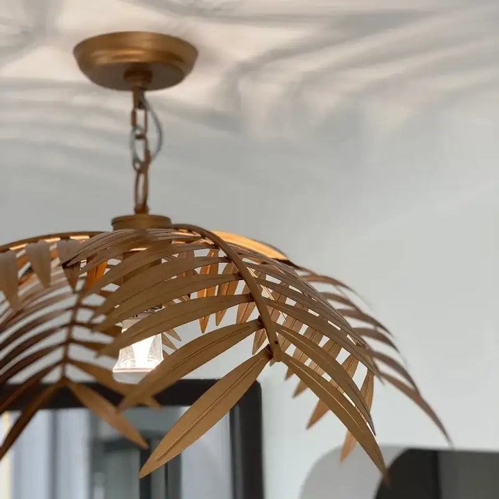 Suspension luminaire dorée au design feuillage tropical naturel