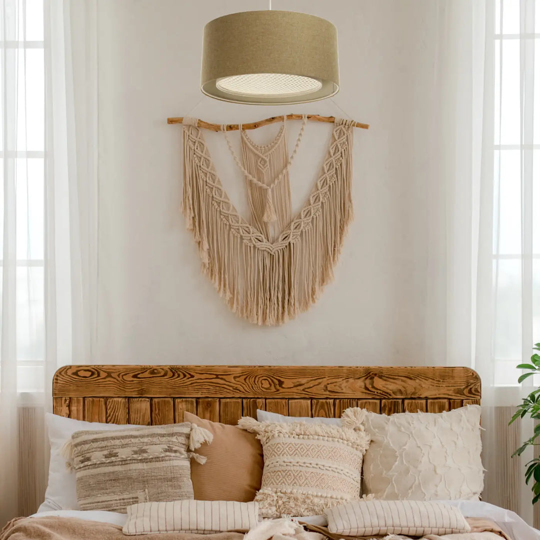 Suspension luminaire écru duo boho élégant en macramé beige avec motifs tissés et longue frange sur branche en bois