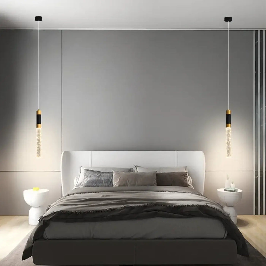 Suspension luminaire KAIRO avec effet bulles étincelantes, corps cristal clair et accents noirs et or diffusant une lumière chaude