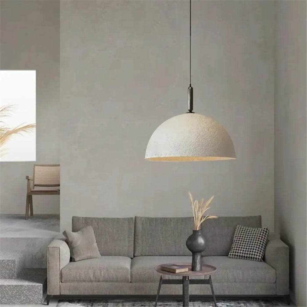 Suspension luminaire demi dôme finition texturée off-white avec tige de suspension en métal foncé
