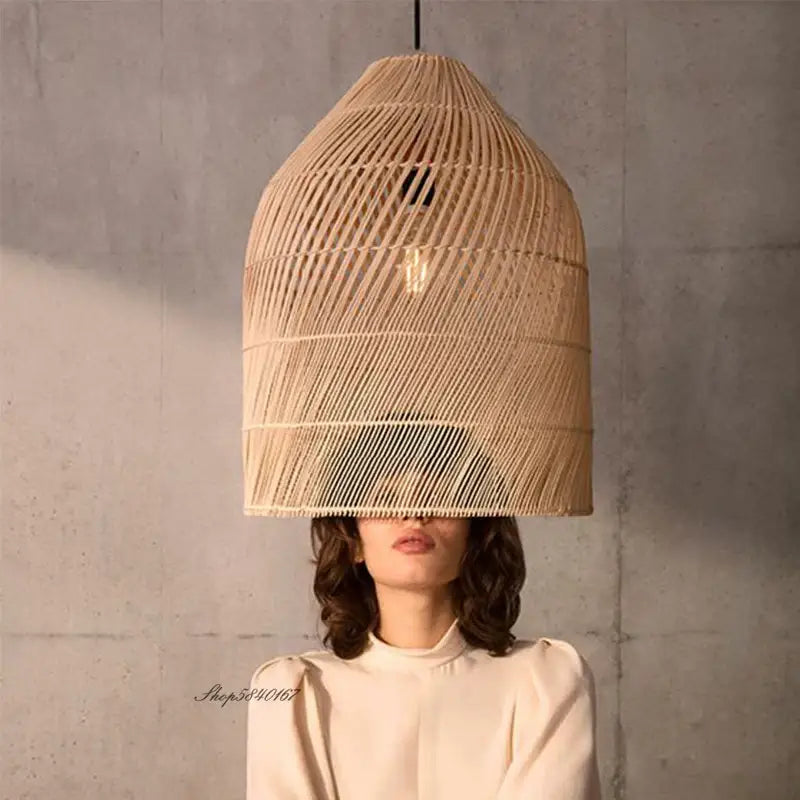 Suspension luminaire élégante en osier tressé façon lanterne

