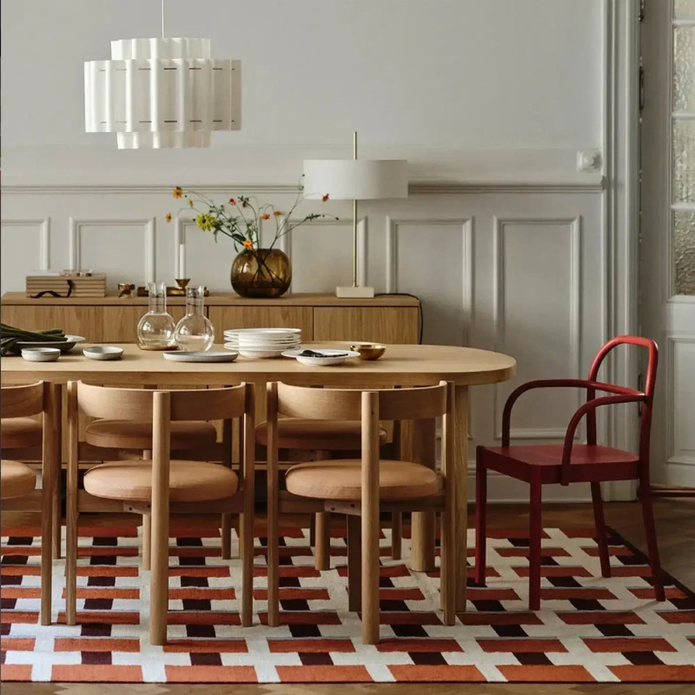 Suspension luminaire wabi avec table ovale en bois clair et chaise rouge métal pour un luminaire élégante