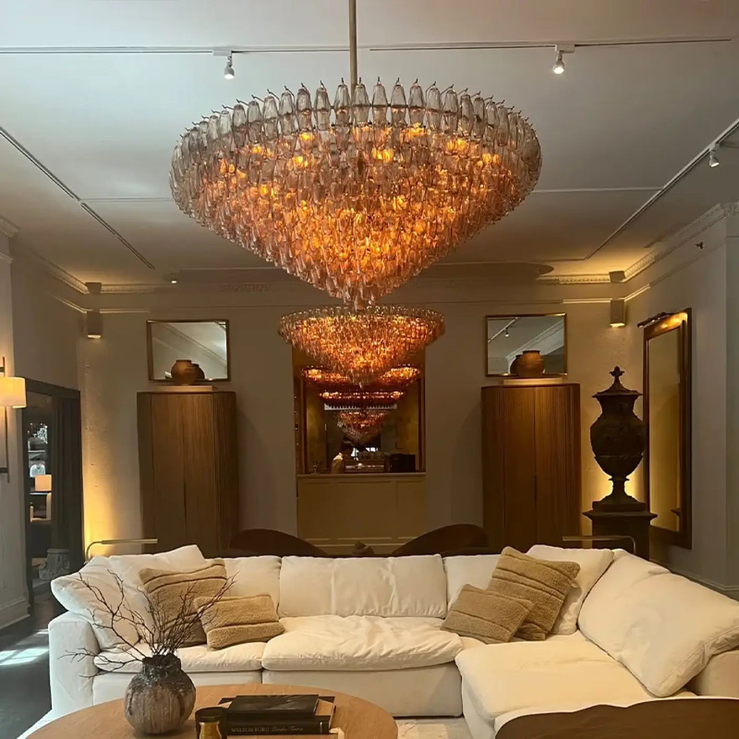 Suspension luminaire élégante en laiton avec grand lustre orné et éléments en cristal clair diffusant une lumière dorée chaude
