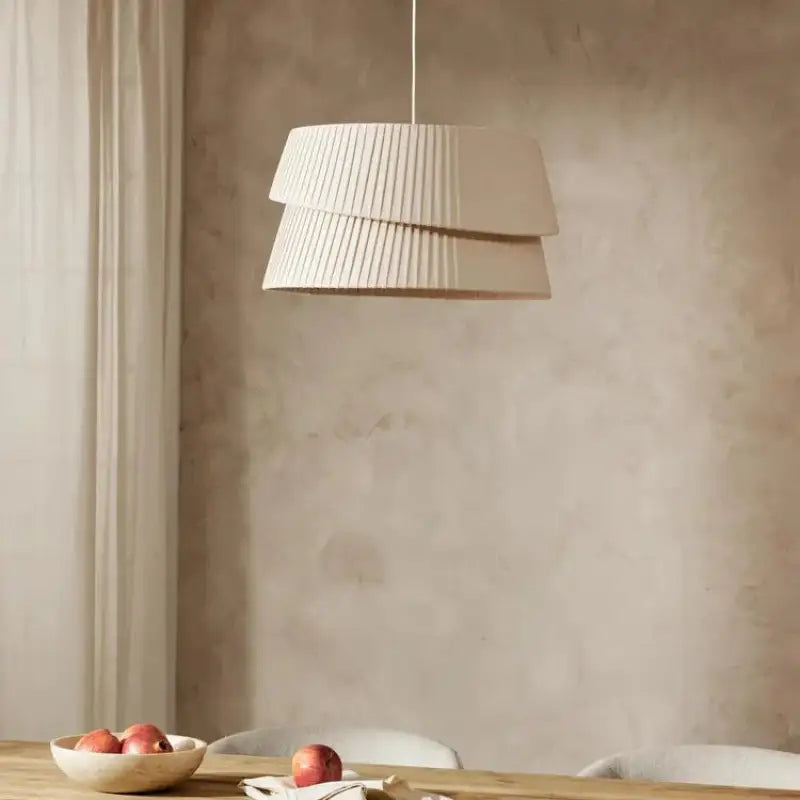 Suspension luminaire élégante en tissu beige pour salon moderne