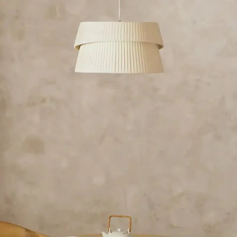 Suspension luminaire élégante en tissu beige pour salon moderne