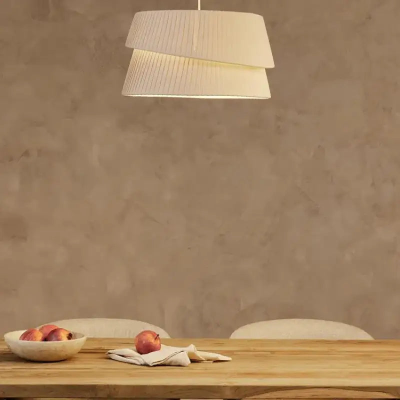 Suspension luminaire élégante en tissu beige pour salon moderne