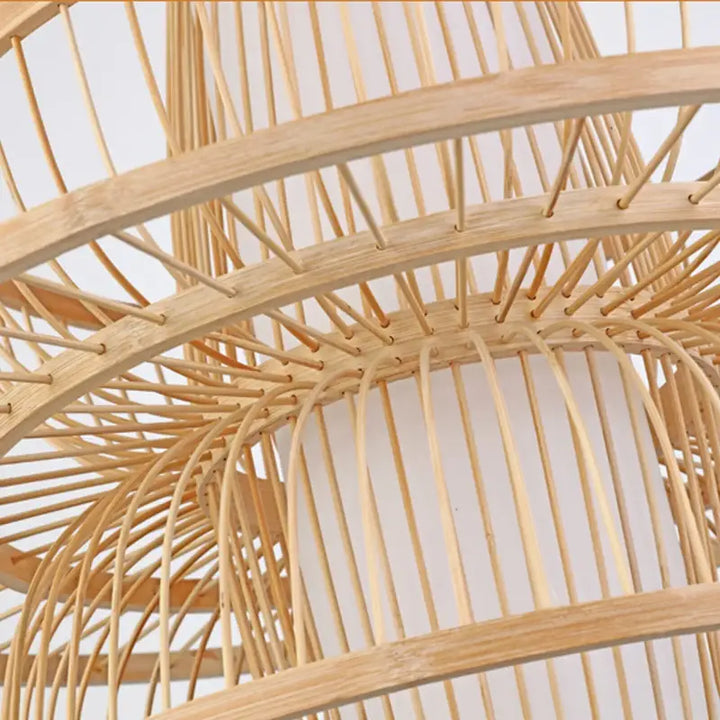 Suspension luminaire en bambou au design moderne et sculptural

