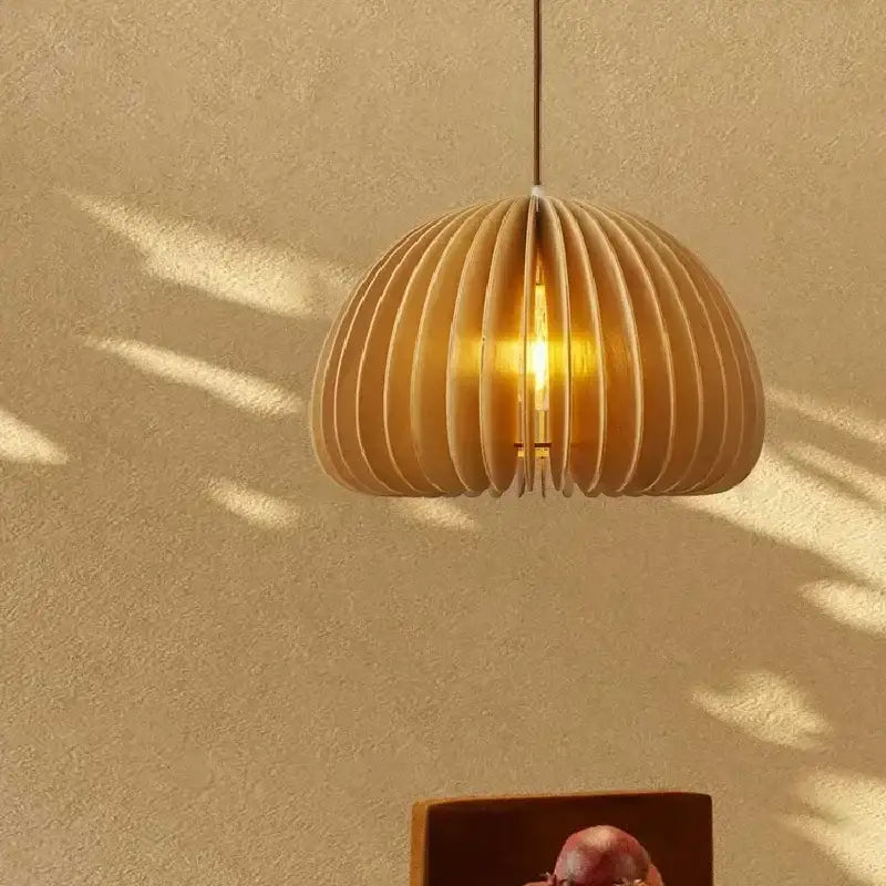 Suspension luminaire en bois aux courbes organiques et ajourées

