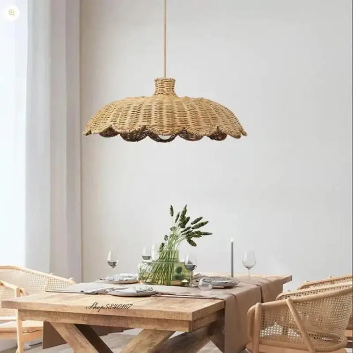 Suspension luminaire en rotin au style moderne façon marguerite

