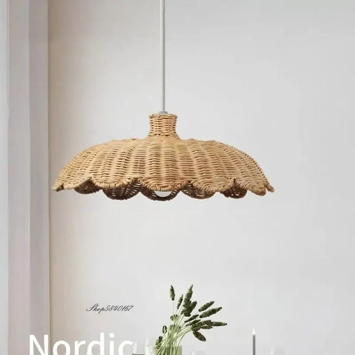 Suspension luminaire en rotin au style moderne façon marguerite

