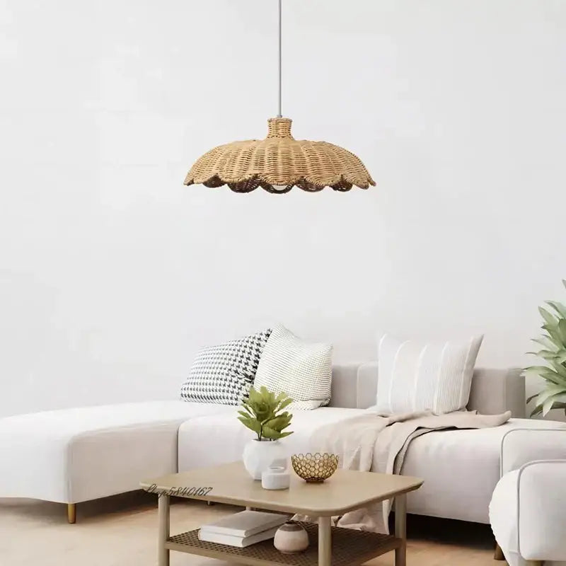 Suspension luminaire en rotin au style moderne façon marguerite


