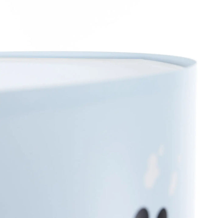 Suspension luminaire sweet dreams bleu clair avec finition lisse et speckles blancs subtils sur le bord supérieur