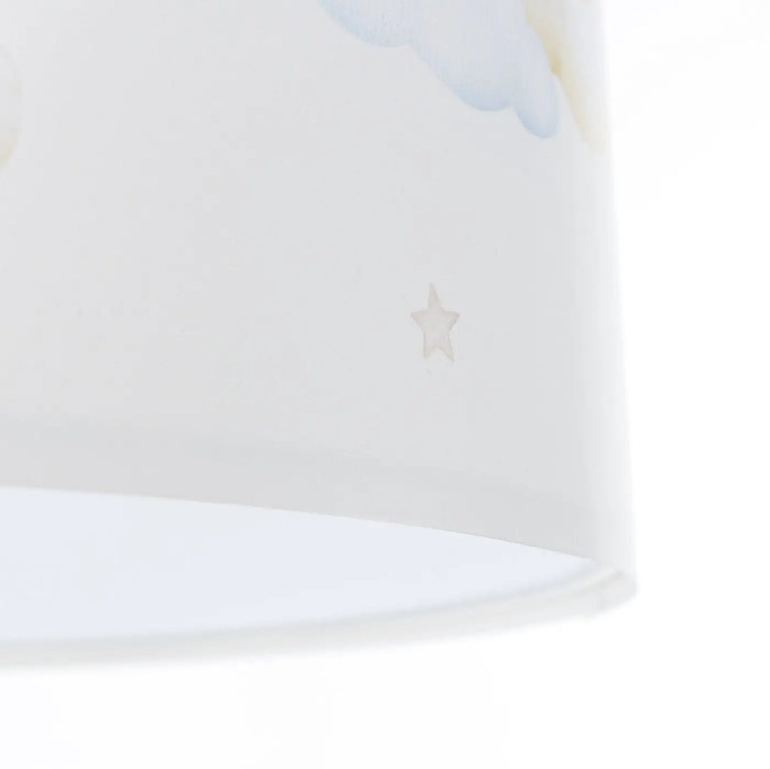 Suspension luminaire sweet dreams avec abat-jour blanc à découpes nuages et étoiles subtils en bleu pastel jaune marron clair