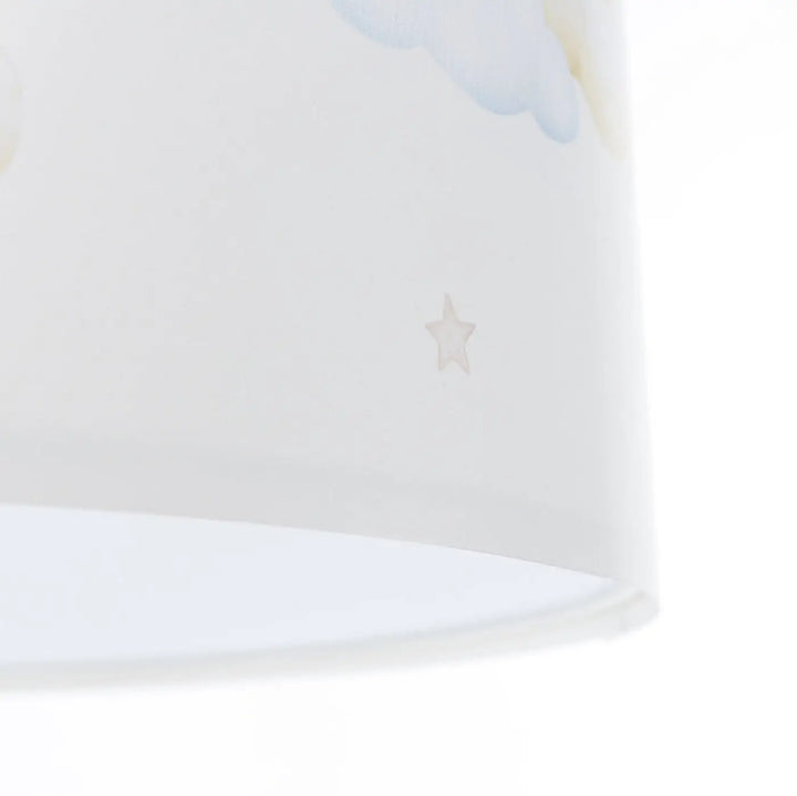 Suspension luminaire sweet dreams avec abat-jour blanc à découpes nuages et étoiles subtils en bleu pastel jaune marron clair