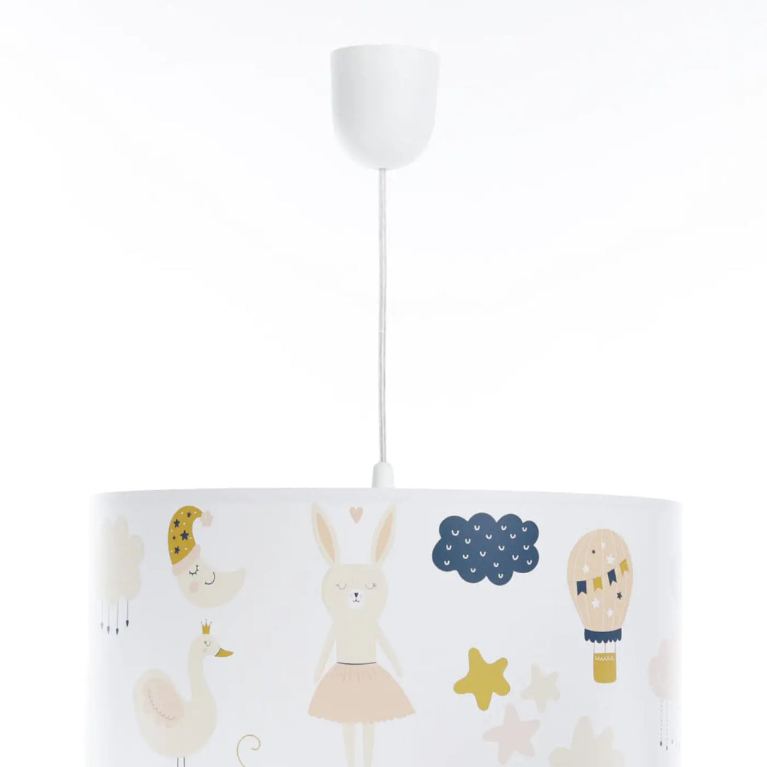 Suspension luminaire enfant blanc avec abat-jour cylindrique décor lapin rêveur et accessoires décoratifs pastel
