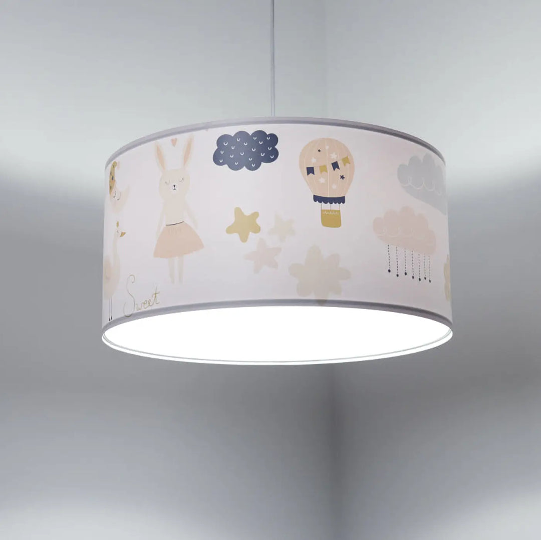 Suspension luminaire enfant cylindrique blanc orange clair avec lapin rêveur et accessoires décoratifs pastels