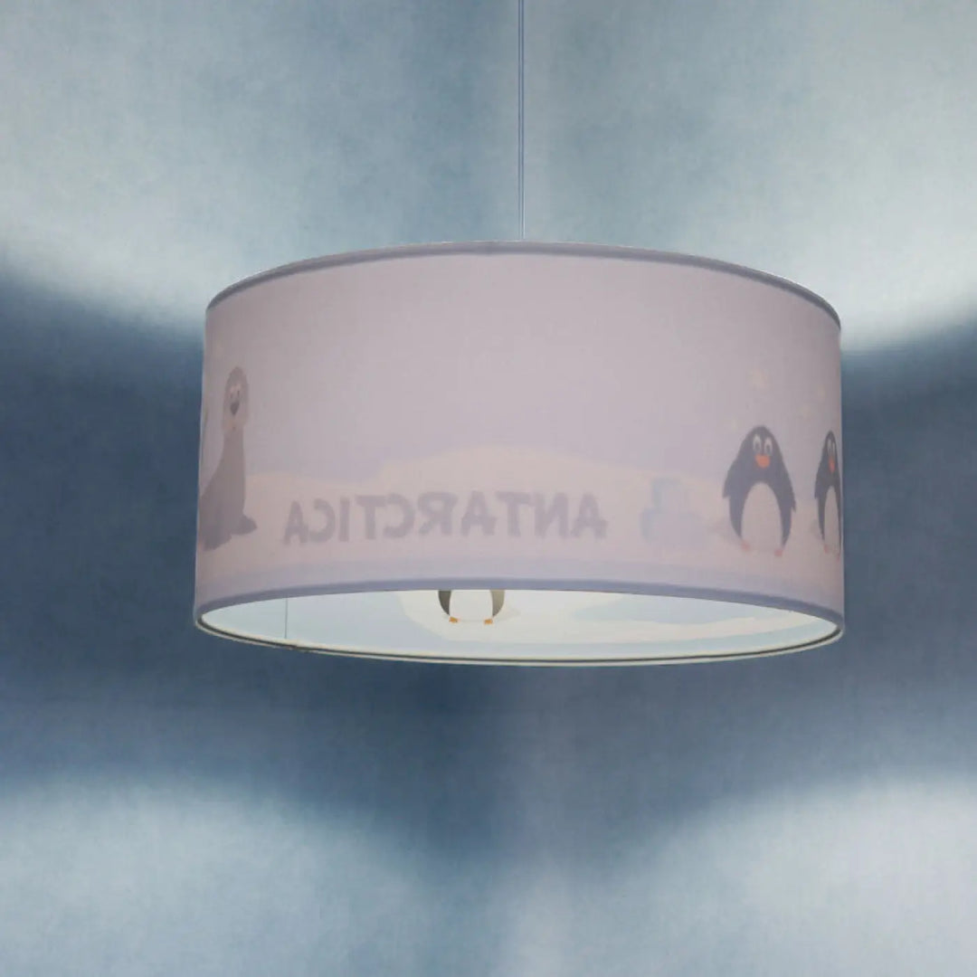 Suspension luminaire classic sweet dreams avec abat-jour cylindrique lavande et illustrations blanches de pingouins et phoques